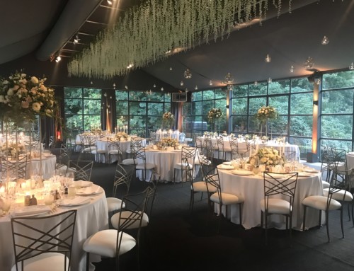 Mariage avec bar central et plafond de fleurs