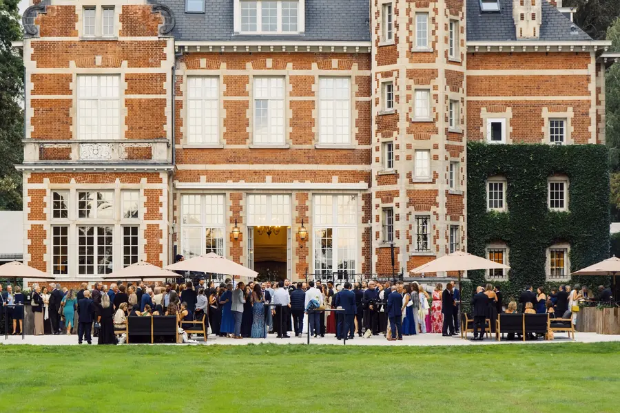 Invités réunis devant le château