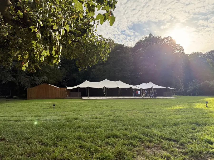 La Clairière installée dans le parc du château
