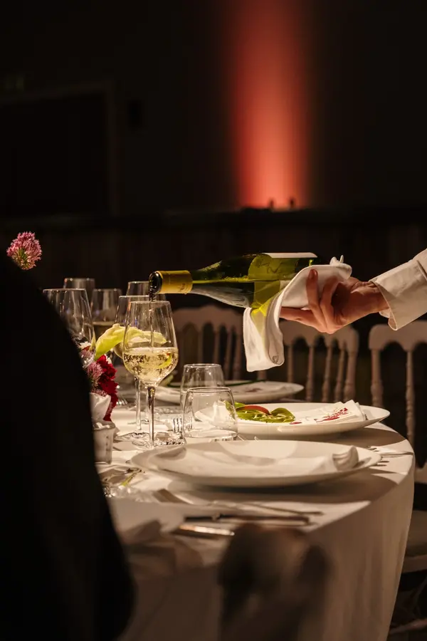 Service du vin à table