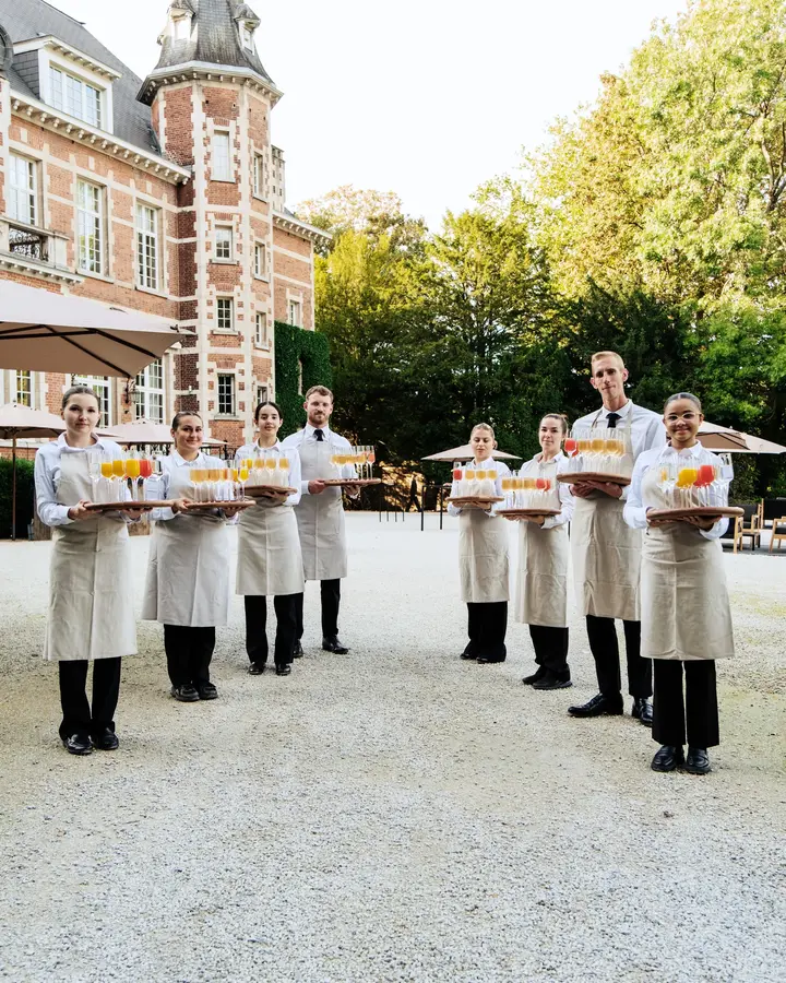 L’équipe Teroir Traiteur devant le château