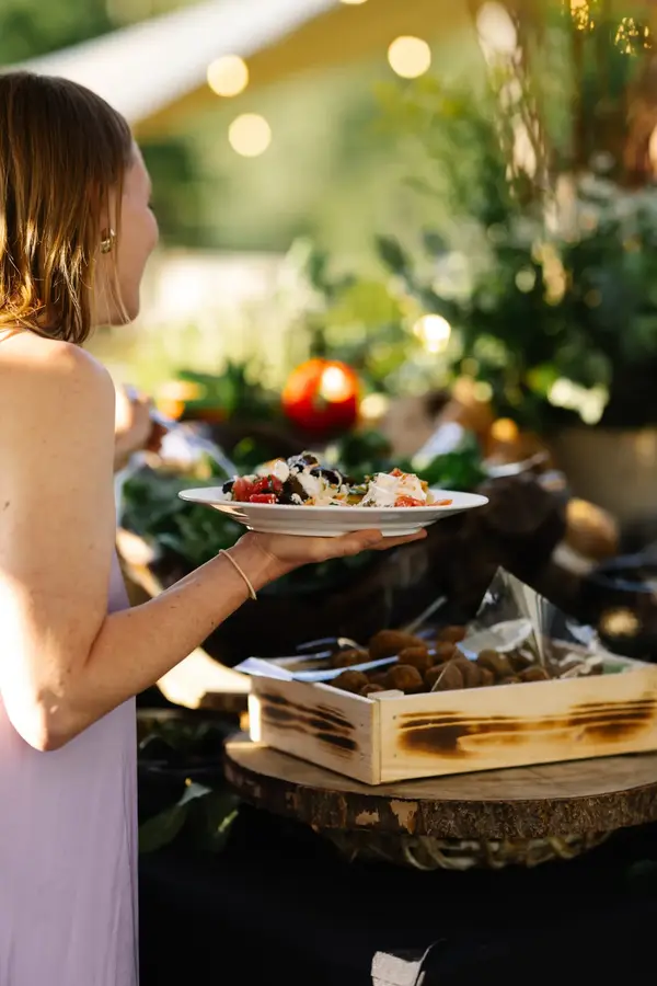Service d’une assiette au buffet